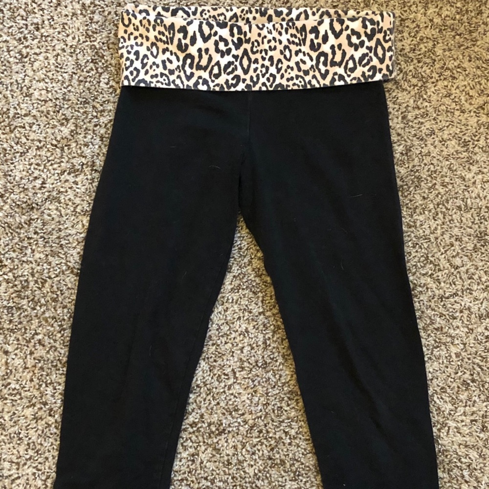 Victoria’s Secret PINK Leopard Crop Leggings